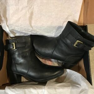 Clarks Low Heeled Ankle Boots Women's Size 6 M Black Zipper Leather Upper